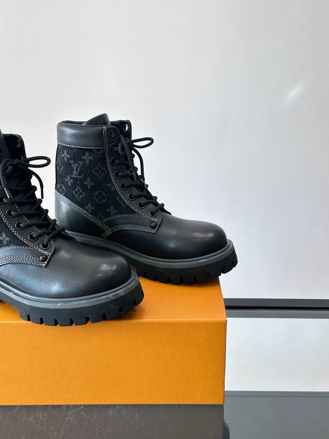 [L Home] Top P: 920💰 Size: 39-44 (45 can be customized) LOUIS VUITTON Louis Vuitton ss25 LV Donkey brand new thick-soled lace-up big-toe shoes men's casual shoes high-top short boots. These boots are crafted from top-grain calf leather for a lightweight and comfortable fit. The thick EVA outsole is embellished with eye-catching ridges, and the trendy attitude of being both strong and soft makes it an everyday choice. ✔Upper: imported first-layer cowhide ✔Lining: cowhide ✔Outsole: original molded outsole